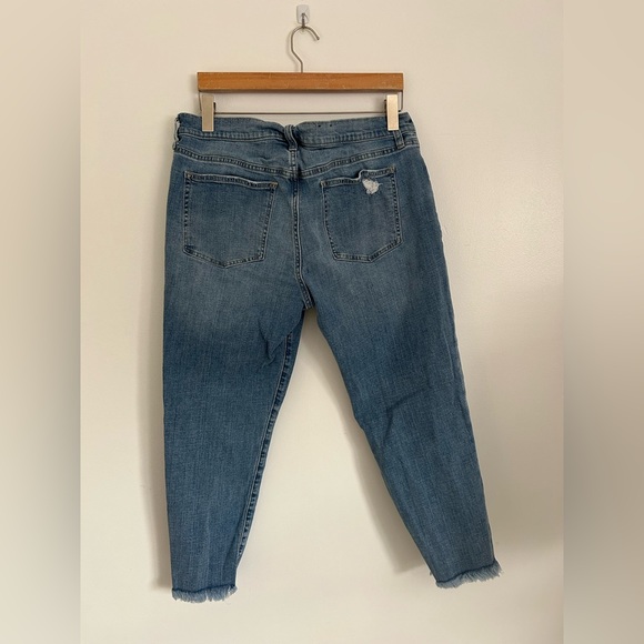 GAP girlfriend mid rise light wash jean - Picture 3 of 4